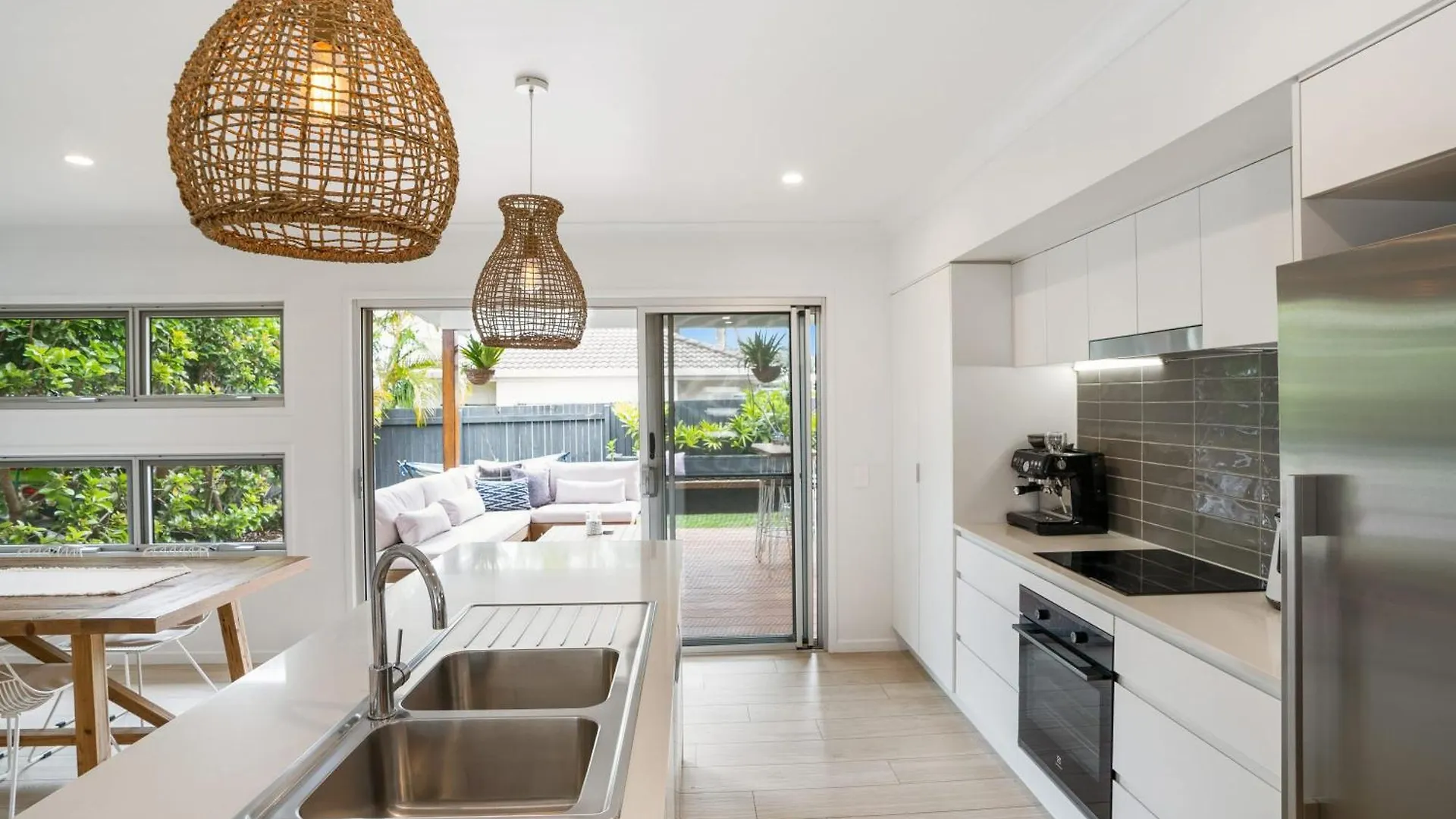 Coastal Chic Poolside Villa- Pet Friendly Mooloolaba Holiday home