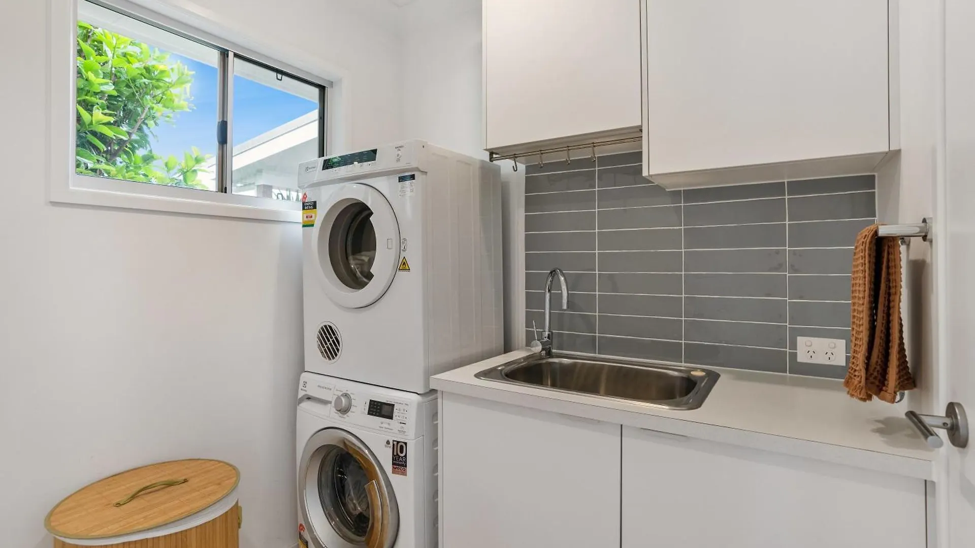 Holiday home Coastal Chic Poolside Villa- Pet Friendly Mooloolaba