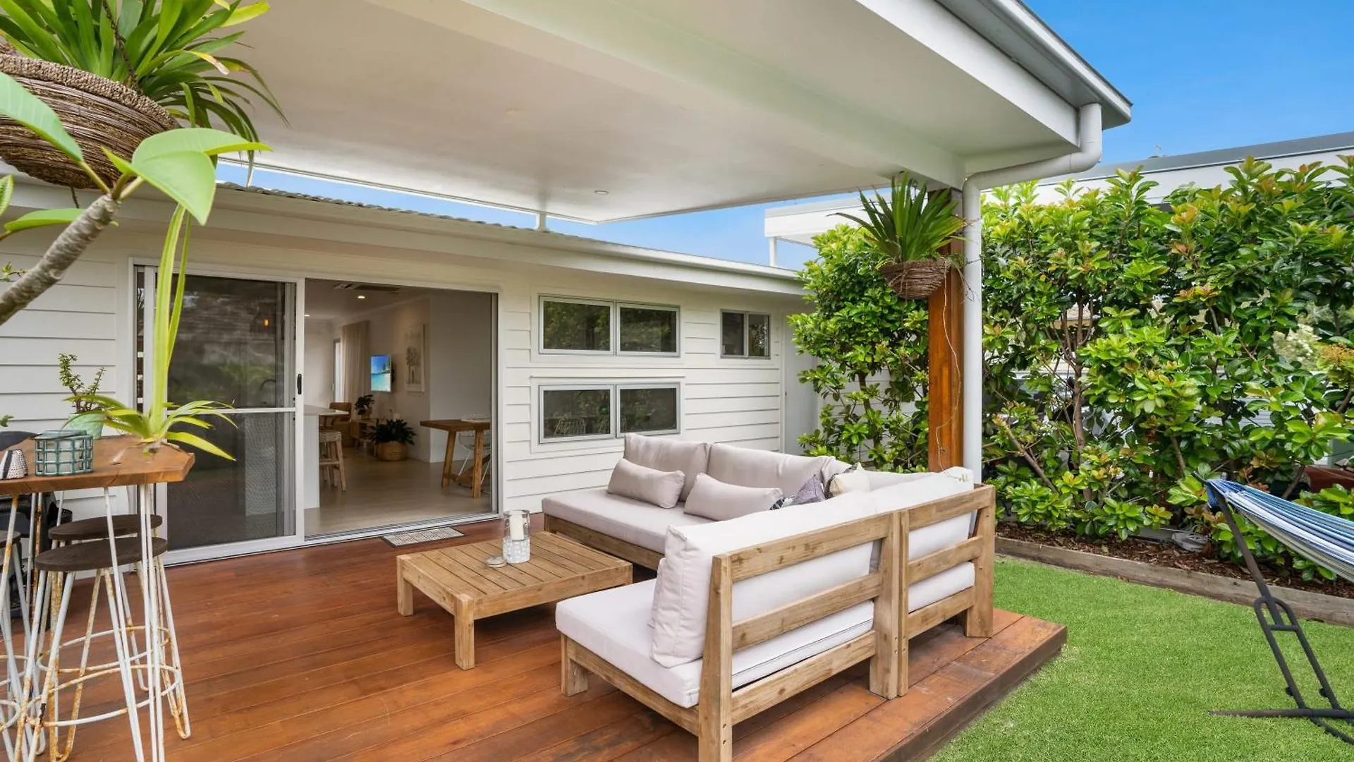 Holiday home Coastal Chic Poolside Villa- Pet Friendly Mooloolaba
