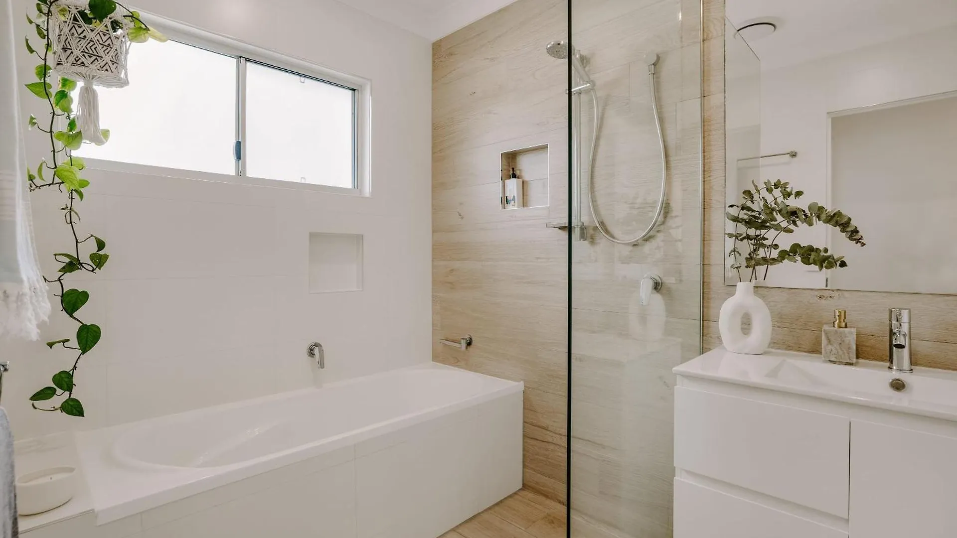 Coastal Chic Poolside Villa- Pet Friendly Mooloolaba Holiday home